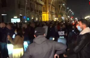 Napoli contro il lockdown: un corteo di centinaia di persone sfida il coprifuoco