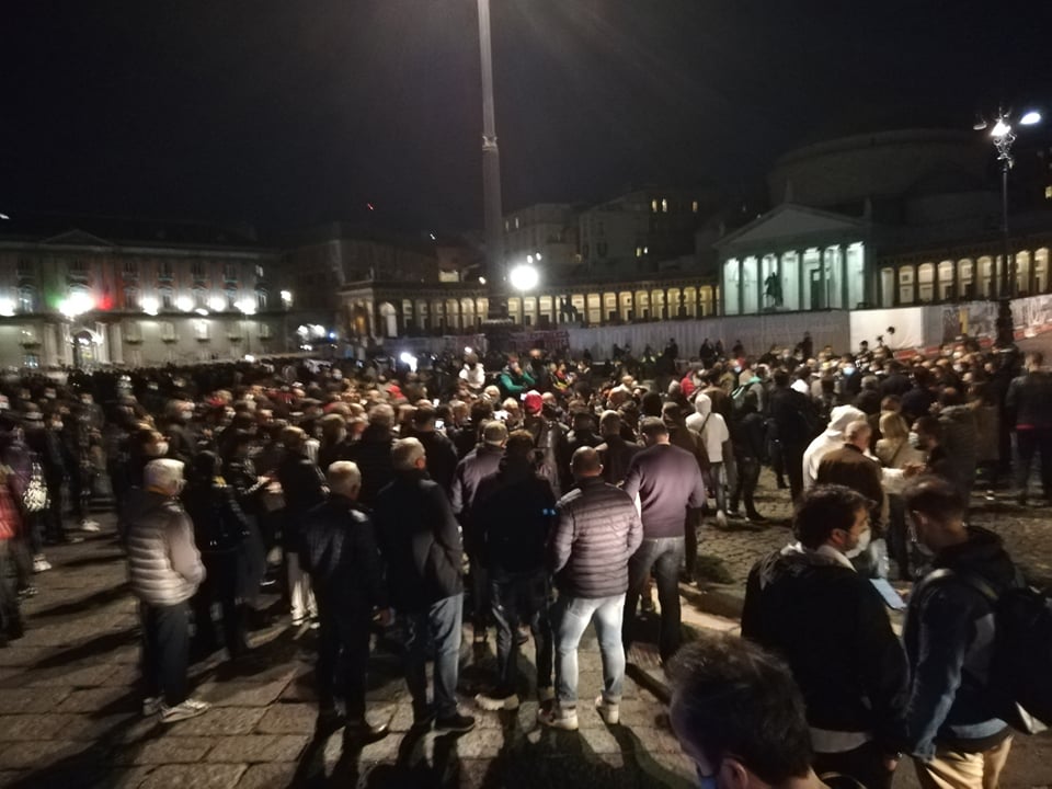 Manifestazione a Napoli, la folla si riunisce in piazza del Plebiscito