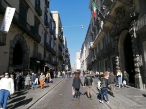 Campania zona gialla, De Magistris non chiude Napoli: boom di persone in strada