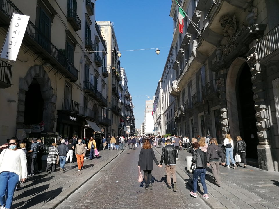 Campania zona gialla, De Magistris non chiude Napoli: boom di persone in strada