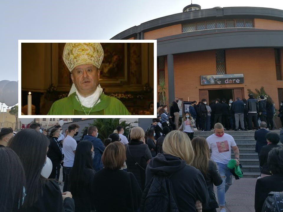 Funerali di Simone, le parole del prete per i tre ragazzi: "Assassini questo è un omicidio"