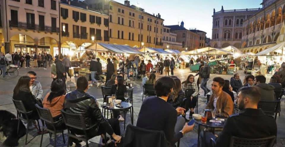 "Qui non siamo a Napoli": folla, assembramenti e ospedali pieni. Ma non se ne parla