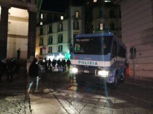 Manifestazione a Napoli, ambulanti e disoccupati protestano: "Siamo alla fame"