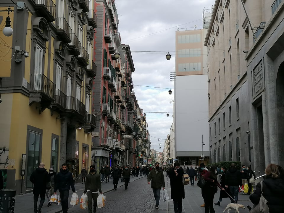 Napoli, in centro sembra già 'zona gialla': gente in strada nonostante i negozi siano chiusi