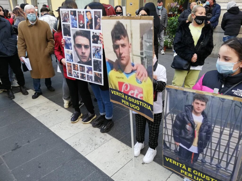 Folla in via Toledo, cartelli e striscioni per ricordare Ugo Russo: "Verità e giustizia"