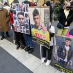 Folla in via Toledo, cartelli e striscioni per ricordare Ugo Russo: "Verità e giustizia"