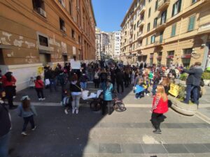 Mamme contro la Dad portano il "latte al plutonio" alla Regione Campania