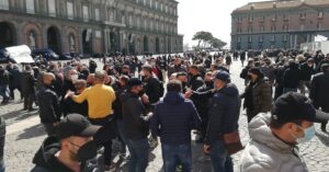 Napoli, commercianti in protesta invadono piazza Plebiscito