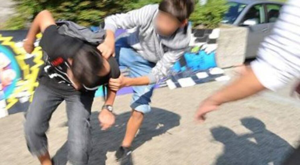 Litigano per un cellulare rotto, 17enne accoltellato a Marigliano