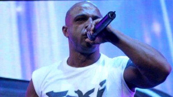 Rapper trovato morto sul letto con addosso abiti femminili e una macchia di sangue sul pavimento