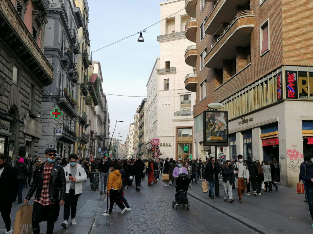 Napoli, strade affollate per lo shopping natalizio