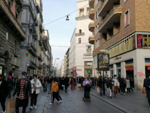 Napoli, strade affollate per lo shopping natalizio