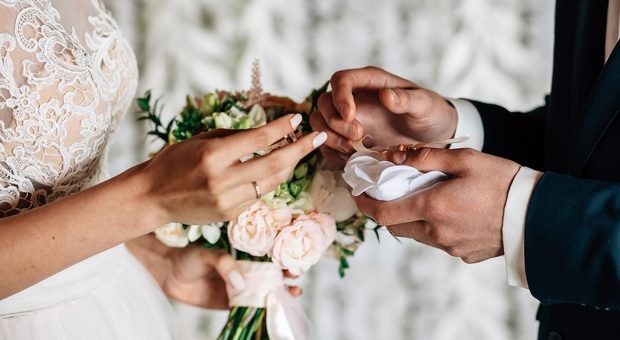 Praticante si sposa e l'avvocato le dona un buono per la separazione