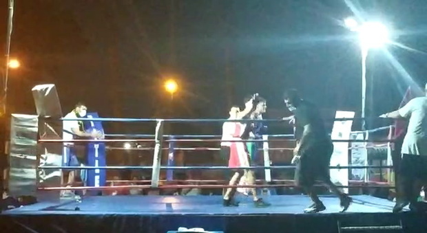 Incontro di pugilato finisce in rissa, allenatore picchia gli arbitri: tre gravi