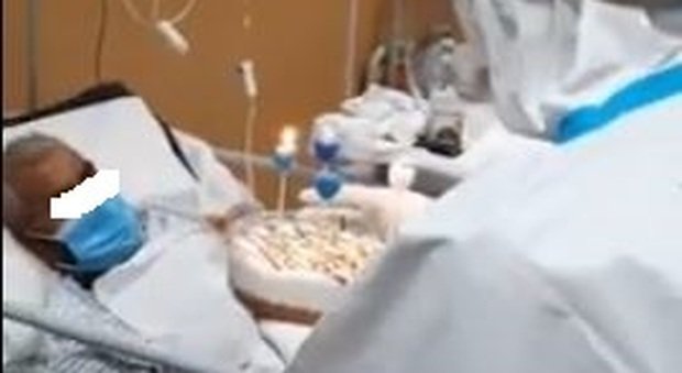Covid a Caserta: i medici portano una torta al paziente per il suo compleanno