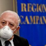 Nuova ordinanza di De Luca: confermato il coprifuoco alle 23 e il divieto di spostamento tra le province