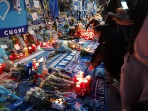 Napoli dà il suo addio a Diego, folla e commozione all'esterno del San Paolo