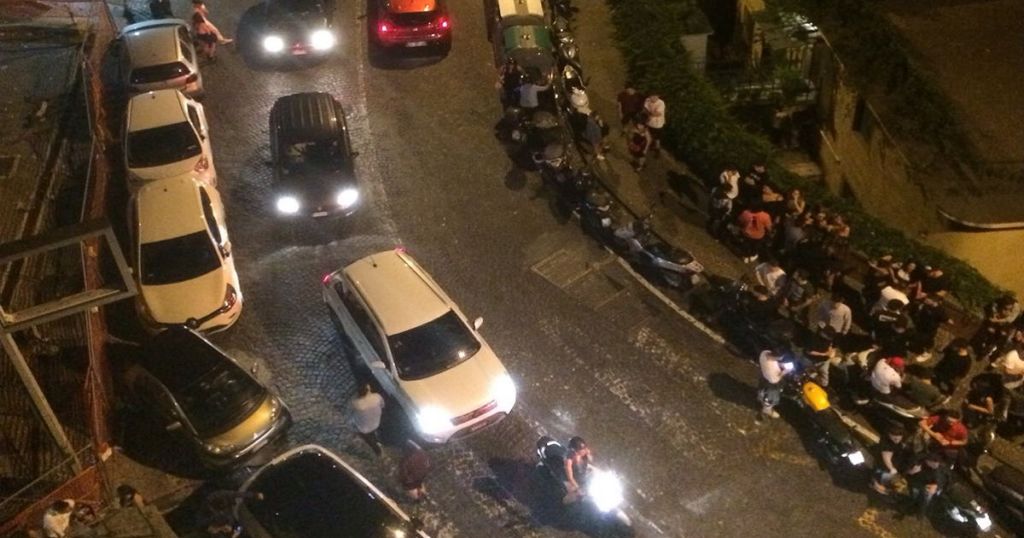 Napoli, ubriaco si schianta sulle auto in sosta ed esplode la rissa