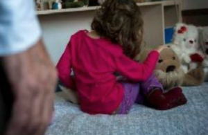 Abusa della figlia 11enne