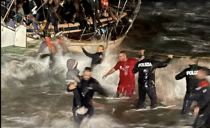 Agente eroe salva una bimba a Crotone