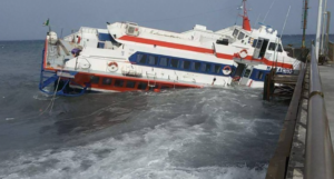 Aliscafo contro il molo San Vincenzo