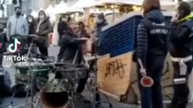 Artista di strada a Napoli litiga con la Municipale