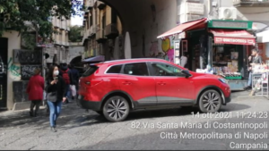 Auto da giorni parcheggiata davanti Port'Alba