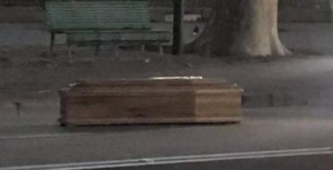 Bara sul lungomare di Napoli, la foto dell'inquietante scoperta fa il giro dei social