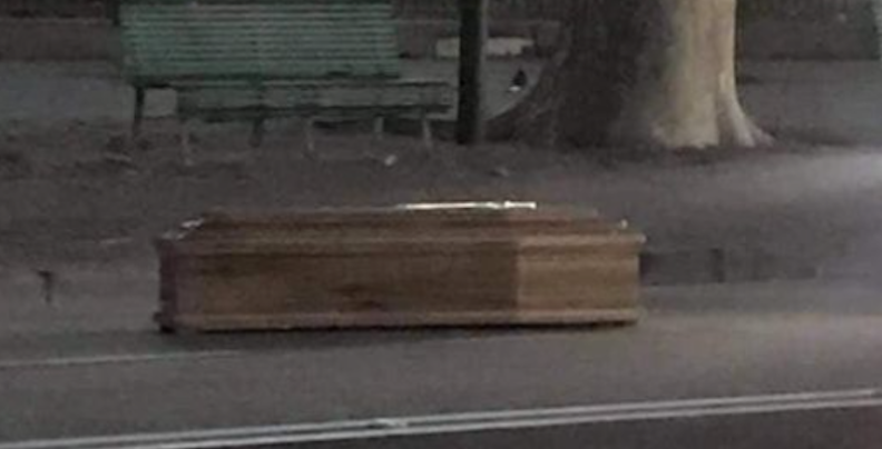 Bara sul lungomare di Napoli, la foto dell'inquietante scoperta fa il giro dei social