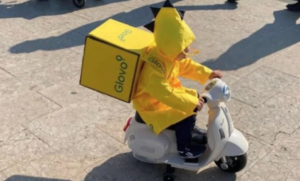 Bimbo vestito da rider per carnevale