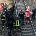 Cadavere trovato sui binari della Linea 2 della metro a Napoli