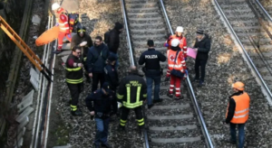 Cadavere trovato sui binari della Linea 2 della metro a Napoli