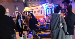 Cade a terra e si spacca la faccia