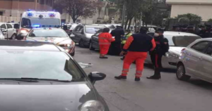 Cade dal balcone e muore