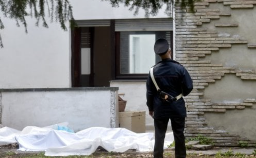 Cade dal tetto e muore