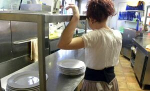 Cameriera aggredita Genova