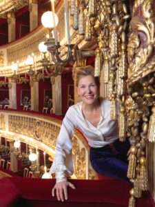 Contro lo spauracchio del lockdown. Il Teatro San Carlo guarda oltre, lancia una piattaforma alla “Netflix” e si auto/produce