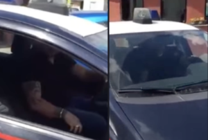 Entra nell'auto dei Carabinieri e gira un video