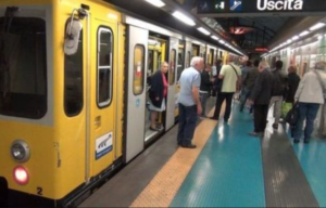 È deceduta in ospedale la persona investita dalla metro a Napoli