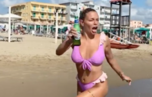 Giulia Provvedi cade in spiaggia e si rompe un dente