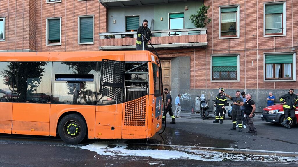 Bus prende fuoco a Mergellina