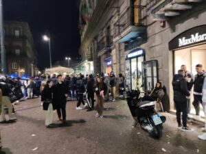 Fila fuori al negozio Swatch in piazza Trieste e Trento a Napoli