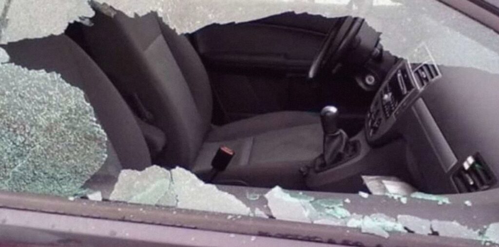 La gang delle coppiette, aggressione e vetri rotti con le mazze nel Napoletano: "Hanno preso tutto"