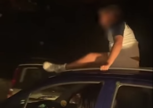 Il video del bimbo sopra il tetto di un'auto in movimento