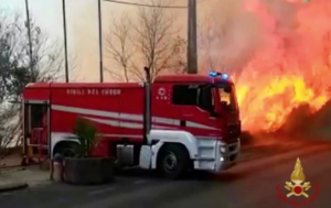 Incendi in Sicilia e Catania è in fiamme
