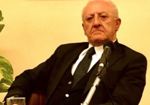 La campagna di vaccinazione per le scuole di De Luca 