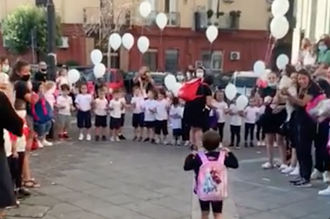 La piccola Raffaella è tornata a scuola