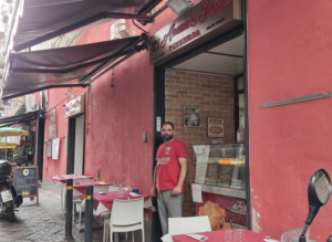 La storia di Daniele Cervo. Dallo storico negozio di detersivi dei genitori, ad un nuovo locale nel cuore dei Quartieri Spagnoli