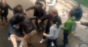 Lite di condominio finisce nel sangue a Casoria. La vittima è una 61enne. Feriti anche il marito e la figlia. Gli indagati sono anche degli abusivi