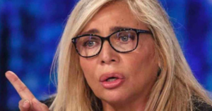 Lite tra Mara Venier e la figlia di Lamberto Sposini